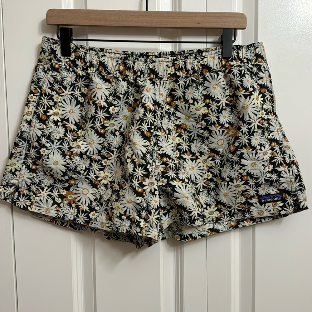 Women’s Patagonia Barely Baggies 2.5” Short, floral size Large